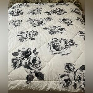 POTTERY BARN TEENS EMILY &MERRIT BED OF ROSES BLACK/IVORY COMFORTER 
FULL/QUEEN